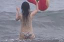 【隠撮】海水浴場でハプニング！サーファーの女子大生の乳首が透けている