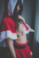 가벼운 옷을 입은 외로운 아름다운 소녀 산타