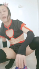 Cosplay man's daughter inserts a big toy into her anus and masturbates by taking a selfie