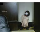 Internet café exposure masturbation, a perverted girl who not only opens the door of the private room fully and gets naked, but also masturbates to the aisle