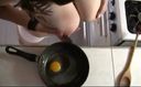 Only now 300pt [Amateur / Real] Blonde beauty who makes egg grill with breast milk T04