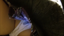 바지 촬영 시리즈 제7탄 서★점에서는 대학생풍의 장발 미녀의 스커트 안쪽을 거꾸로 촬영해 쪼그리고 앉는 팬티 샷.