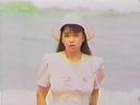 （無）《老電影》一個整潔乾淨的年輕女士站在沙灘上。 舒適地扭動的成熟身體散發著性感的香味。
