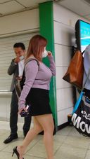 【Super Premium】Estimated J Cup! Super super super super big breasts gal in miniskirt high heels walks in the station