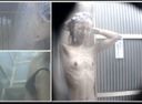 真夏の海水浴場　海の家個室シャワールーム　隠し撮り　素人ギャル３名　その１８