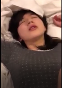 可愛纖細的黑髮女孩和POV