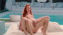 就像好萊塢女演員一樣... 一個太高規格的金髮美女沉浸在迷人的吊襪帶黑色緊身衣中的表演中，或者公開沉浸在游泳池邊的 中......