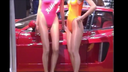 從低角度拍攝穿著彩色高腿服裝的兩人比賽女王！