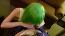 탐욕스러운 초록 머리 소녀 의상을 입은 코스플레이어