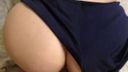 금발의 아름다운 엉덩이 아름다움과 침대에서 주관적인 옷을 입은 섹스