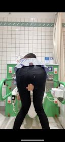 【人妻素人】出勤前に我慢できず多目的トイレでオナニー