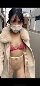 [Married woman amateur full view exposed walk in the daytime] Japanese-style toilet masturbation Underwear and plug in the coat Exposed walk from noon Smartphone shooting NTR