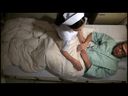 【ホットエンターテイメント】夜勤の熟女看護師にねだり猥褻 #004 HOC-075-04