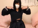 【】一張無辜臉的可愛cosplay女大學生逐漸脫下衣服，露出的鞭子身體。 起初，我用手隱藏了我的，但最後，我把它攤開了。 手術刀洞的背面將暴露在全世界面前。