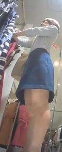 【Amateur upside down shooting】Shooting upside down changing clothes in the changing room from below. Careless underwear is erotic (2)