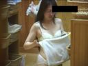 窺視女更衣室・・・2名裸露裸露身體的女人