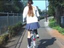 制服美麗的女孩自行車騎潘奇拉收藏在陽光穿過樹林第1部分