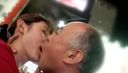 【11월 11일까지 기간 한정 가격】 키스를 좋아하는 미녀의 「역 앞에서 키스」와 「차내 키스」