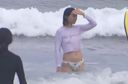【隠撮】海水浴場でハプニング！サーファーの女子大生の乳首が透けている