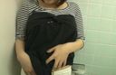 Twitterで知り合ったお姉さんのおっぱいを公衆トイレで揉ませてもらった