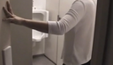 [個人拍攝] 在廁所裡激烈流口水交配 立即處於恍惚狀態，做出聽任何命令的討厭行為 在廁所受精