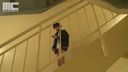 [Hatten戶外遊戲]一個皮膚光滑的英俊男人一手拿著智能手機在百貨公司的樓梯上自慰！