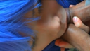 一個藍頭髮遊戲服裝的男人的女兒濕漉漉地服務♡與兩個儂克男人的雞巴