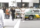 【昭和エロシリーズ】路上を恥ずかしいバニー姿で歩き回り、全裸になる映像