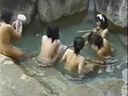 秘密溫泉裡有許多女人和年輕女人的裸體！