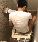 【個人撮影】某有名大学のトイレでイケメン大学生がオナニーしてました!!