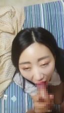被寬闊美麗的額頭吸引的韓國業餘美女用智慧手機拍攝色情行為，美麗的腿部工作和站立！