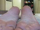 【Foot Fetish Club】Foot fetish joyful foot fetish video enjoying at the close up distance of the tip of the nose with the smell of her toes and soles in the air [Video]