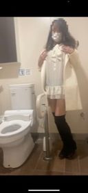 [Married woman amateur walk with chastity belt] Wearing only a skewed blouse, walking with a chastity belt Nipple erection Masturbation in the toilet of a convenience store