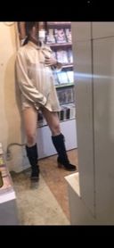 [Adult video store exposure gaze masturbation] Finger masturbation while being watched Neglected play Anal Personal shooting Smartphone Kupaa　