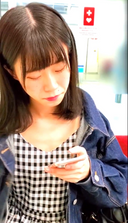 [Breast chiller] Get ♡ a cute child's nipple on the train I secretly took a secret photo of the small of a beautiful woman who is crazy about smartphones ...