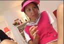 擁有苗條美女風格的Nana-chan穿著高爾夫服裝，向色情教練上課。