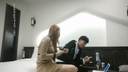날씬한 한국인 미인 언니를 큰 가슴으로 비난한다