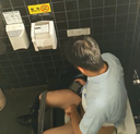 20대의 꽃미남 선생님이 학교 화장실에서 자위를 하고 있었다.