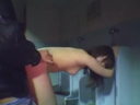 조기 삭제 예정 [개인 촬영] 공중 남자 화장실에서 가치 아마추어 커플이 찍은 얼굴 전체 투고 영상