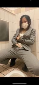 [Nasty married woman amateur do-up masturbation in the Japanese-style toilet at work] In the midst of the nucha sound, even though people are lined up, masturbation Licking fingers with man juice dripping Kupaa Dodo Nasty Clipias