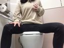[Masturbation mania] Erotic JD with outstanding style addicted to selfie exposure masturbation ~ Selfie masturbation in the toilet of a fashionable café ~ [onamni.com]