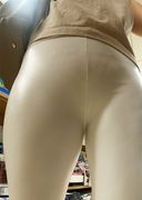 [Ultra high image quality] Panties are transparent in leather pants that stick to the bloated lower body w