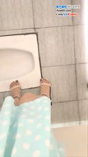 바이브로 출근한 중국인 미녀는 더 이상 참을 수 없어 화장실에서 자위하고 있었다