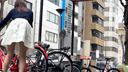 【突っ込みシリーズ＃01】震えました…！自転車が倒れて困ってる美女に近付き、食い込みパンティの激近撮りに成功しました…！