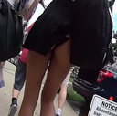 The skirts of students on their way to school are ★ flipped up, and you can see the black panties of the T-back!