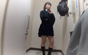 個人撮影：公衆トイレで着替えをする制服美女を隠し撮り