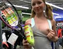 【無修正】テニス美女がショップでポロリ。テニスラケットでオナニーをしてしまう