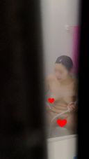 Private house bath close-up photo! Transcendent beauty appeared! I will tell you the wonderful world of peeking through the gap of w1mm with a close-up shot of cute with chest arched at the waist.