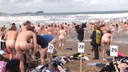 世界記録に挑戦!!集団全裸海中遊泳