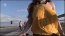 【海外露出】爆乳お姉さんがスケスケTシャツでサイクリング